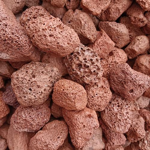 批发红色火山石颗粒在园林工程中的应用与采购指南